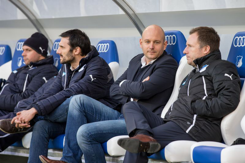 Alexander Rosen zusammen mit Pressesprecher Holger Tromp auf der Ersatzbank