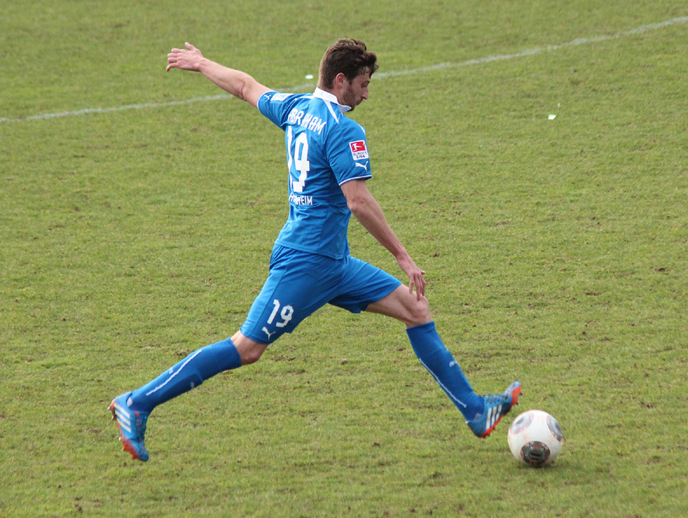 Perfekte Schusshaltung bei Hoffes argentinischem Innenverteidiger