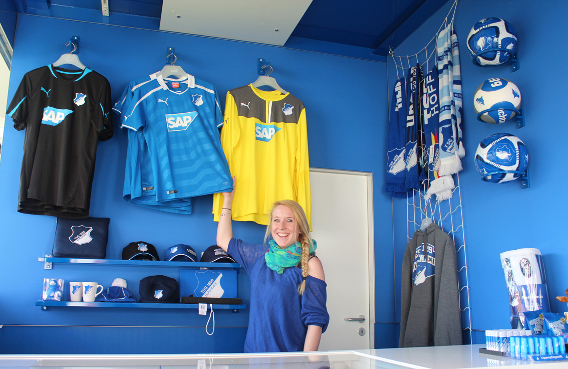 Umfangreiches Sortiment an 1899-Fanartikel auf der Verkauftheke des neuen Mobile