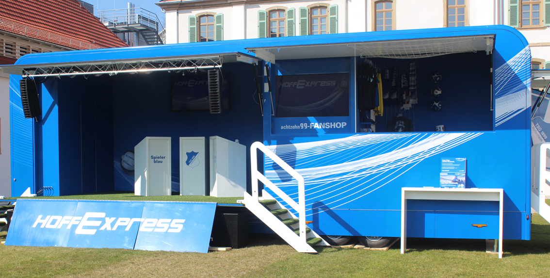 Showbühne und Fanartikelverkauf