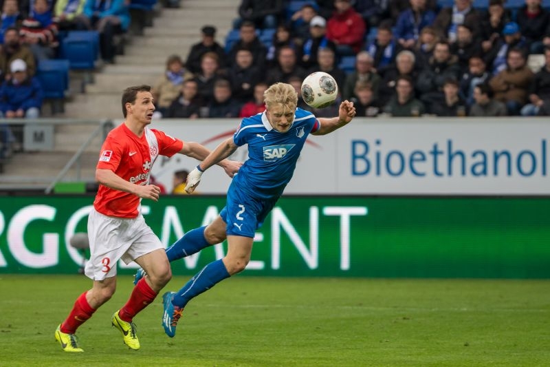 Andy Beck mit artistischer Flugkopfballeinlage