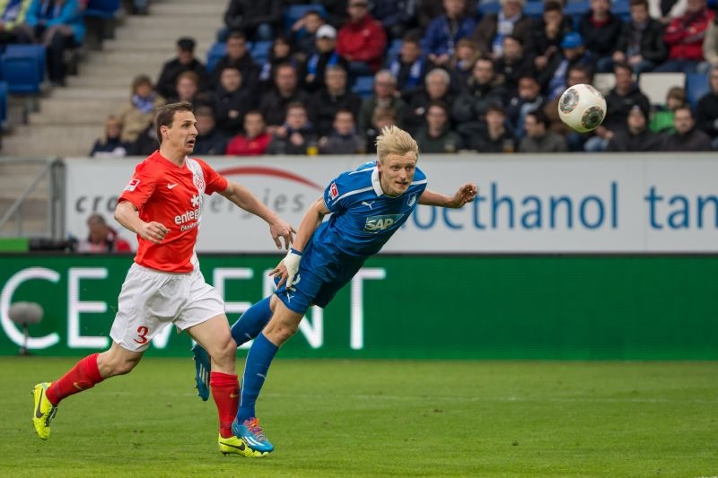Der Ball geht knapp am Tor vorbei