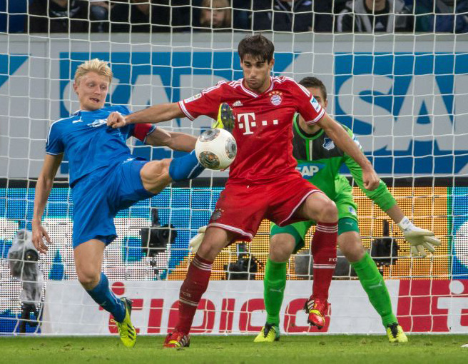 Andreas Beck (li.) im Duell mit Javi Martínez