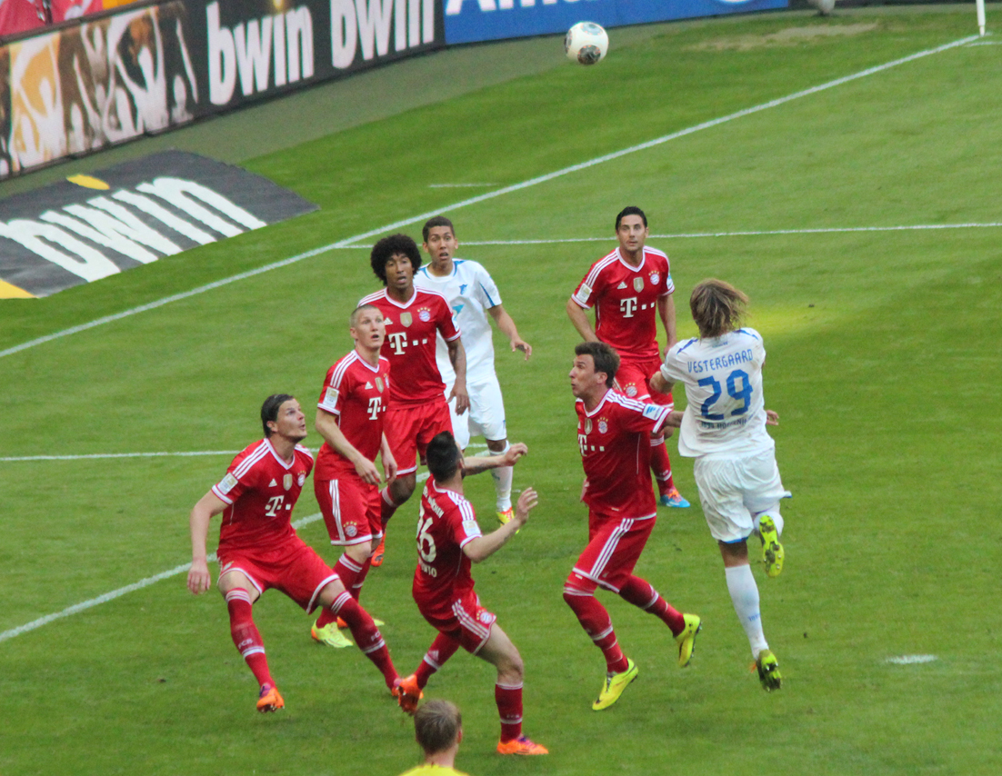 Innenverteidiger Vestergaard (re.) köpft knapp übers Bayern-Tor