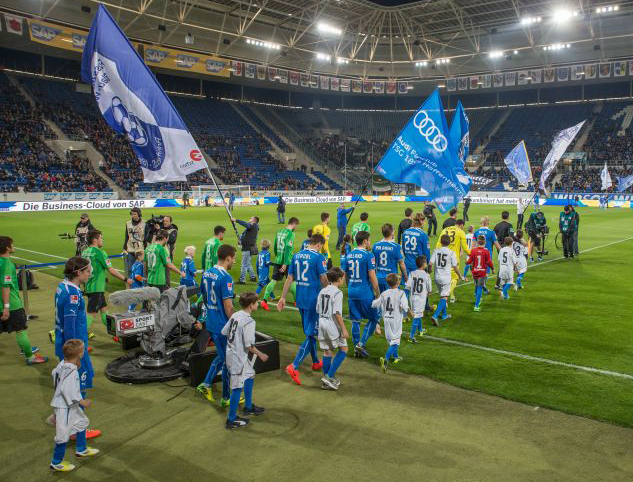 Beide Mannschaften beim Einlaufen
