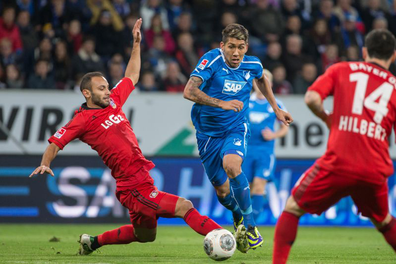 Firmino setzt sich gegen zwei Gegenspieler durch