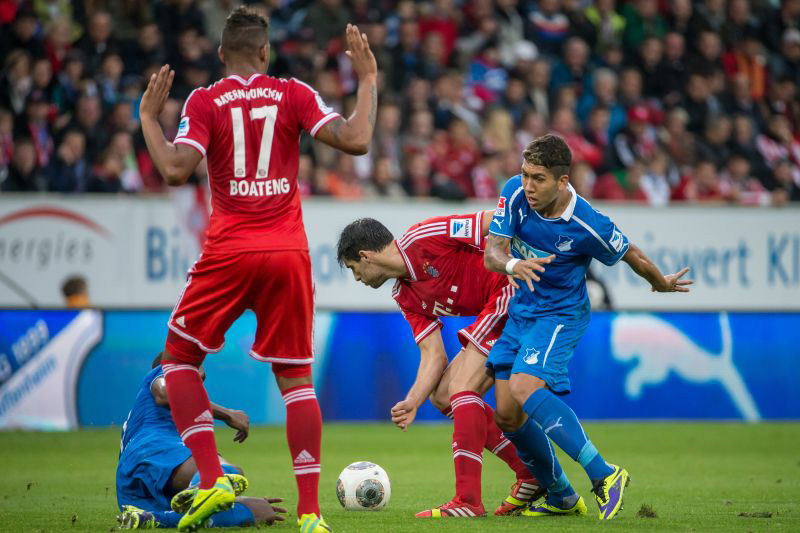 Roberto Firmino im Zweikampf