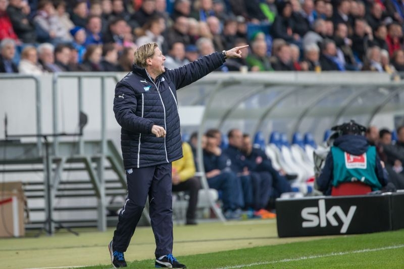 Trainer Markus Gisdol mit Anweisungen am Spielfeldrand