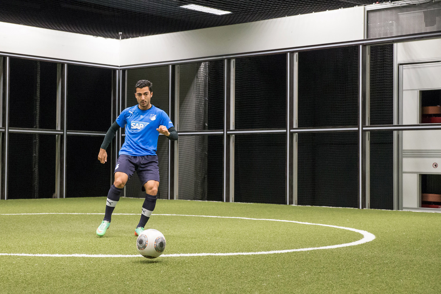 Jiloan Hamad zeigt beim Pressetermin, welch umfangreiche Trainingsmöglichkeiten die neue Maschine den Profis bietet. Foto: kraichgaufoto