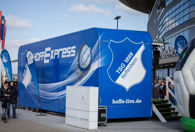 Blau-Weißes Fanmobile vor der Rhein-Neckar-Arena