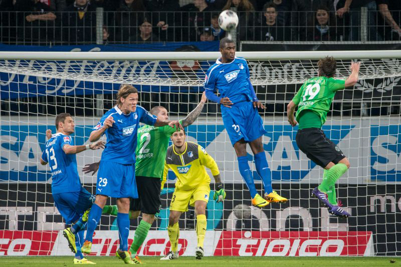 Anthony Modeste klärt per Kopf im eigenen Strafraum