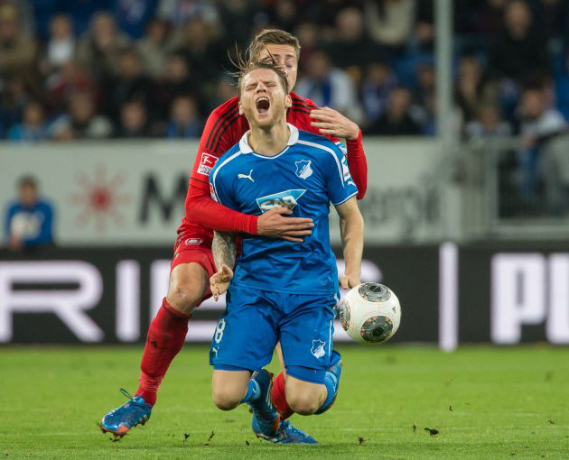 Eugen Polanski wird zu Fall gebracht