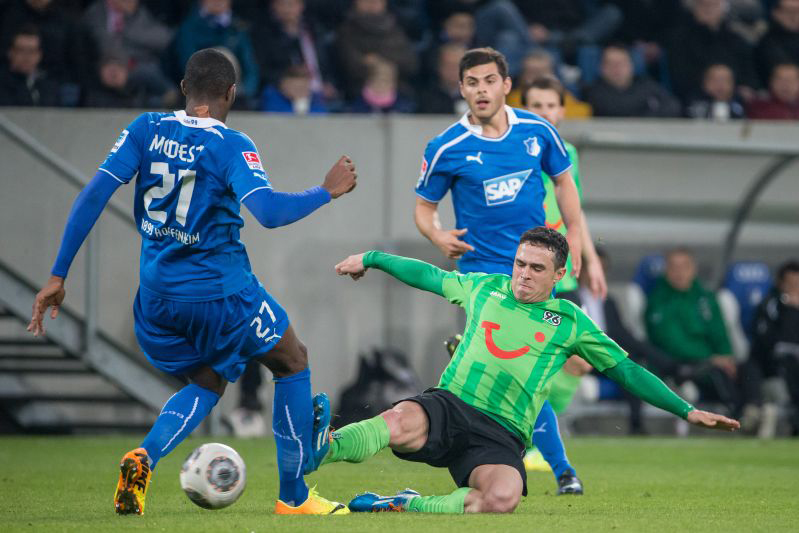 Grobes Einsteigen von Schmiedebach gegen Modeste mit der Folge ....