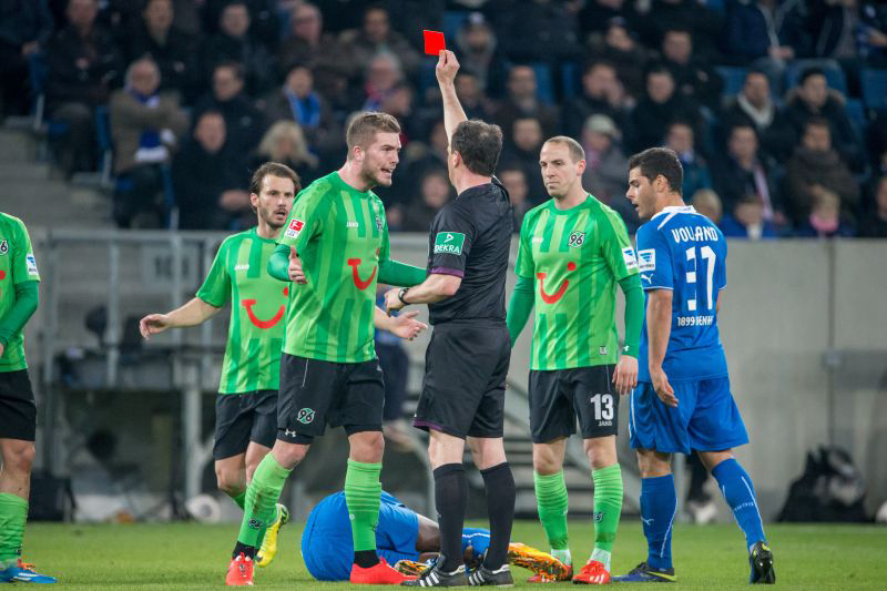 ... eines Platzverweises für den Hannoveranere