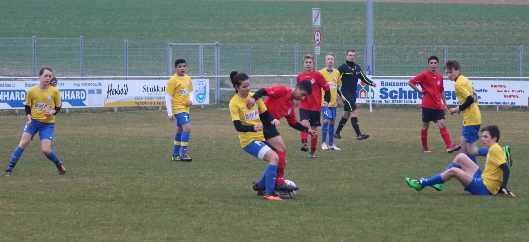 Laura Schinkmann behauptet sich im Zweikampf