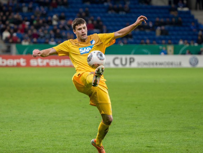 Tobias Strobl musste zur Pause mit Verdacht auf Gehirnerschütterung nach einem Zusammenprall mit Eugen Polanski aus dem Spiel.