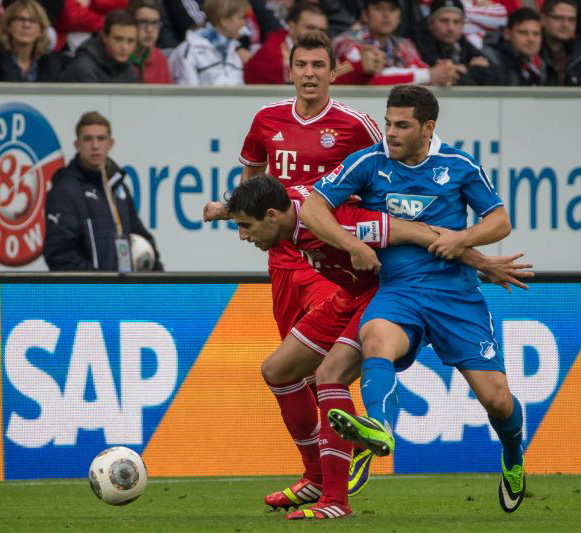 Kevin Volland im Duell mit Javi Martínez und Mario Mandzukic