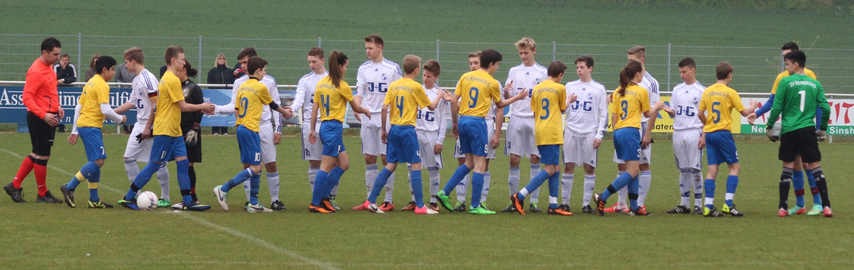 Freundschaftliches Abklatschen beider Mannschaften