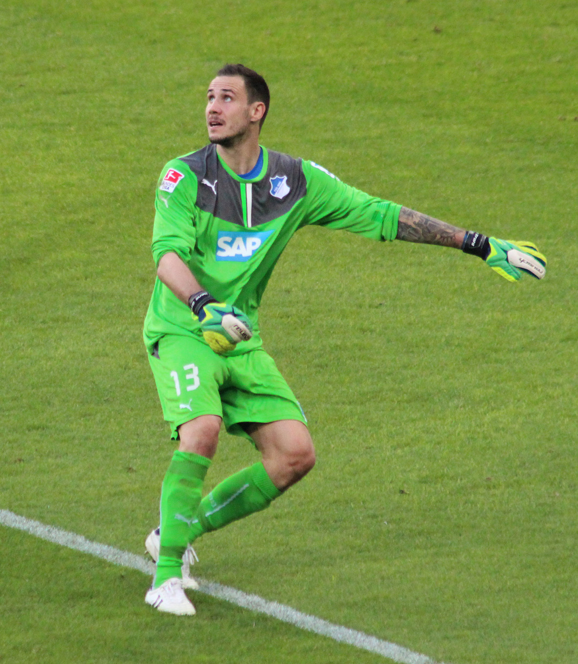 Gespannt beobachtet Grahl die Flugbahn des Balls nach seinem Abschlag