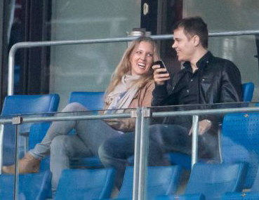 Boris mit Begleitung bei bester Laune