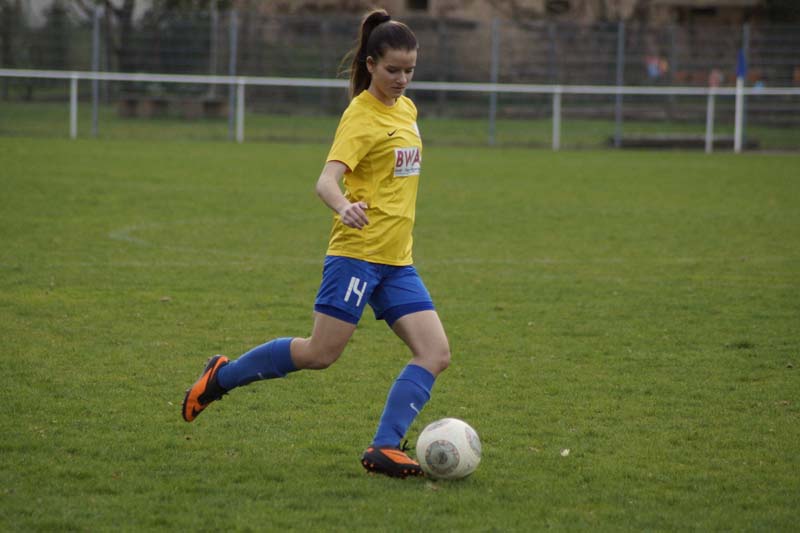 Laura Schinkmann beim Spielaufbau