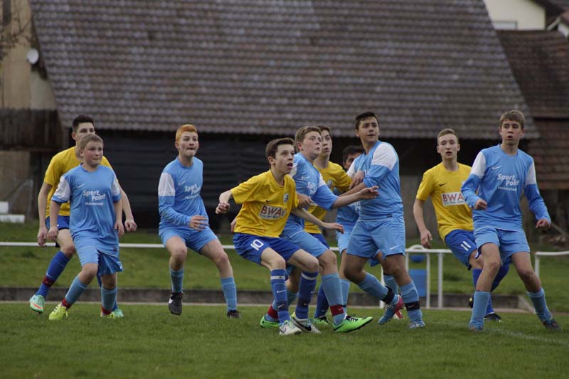 Gespannte Blicke in Richtung Ball