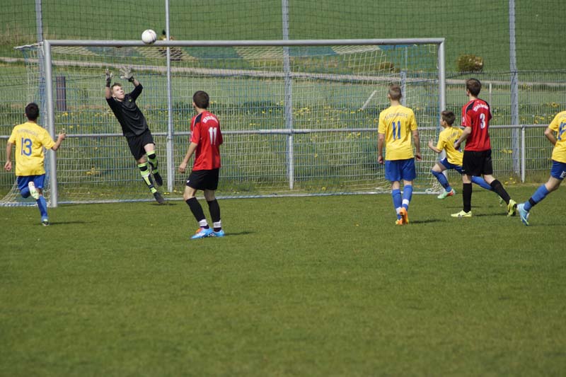 Viernheims Torwart Sascha Zimmermann klärt in höchster Not