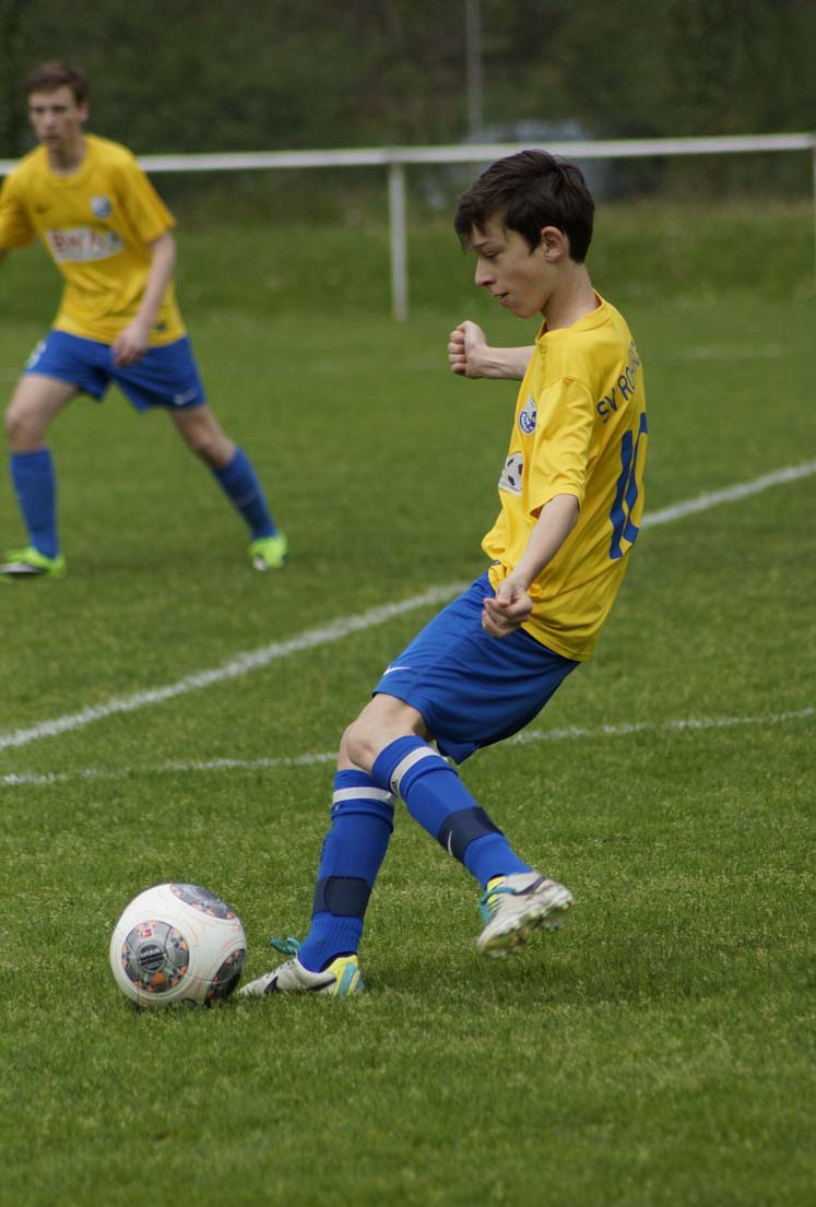 Dennis Bauer beim Freistoss
