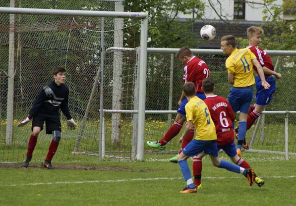 Moritz Klein setzt einen Kopfball knapp am Tor vorbei