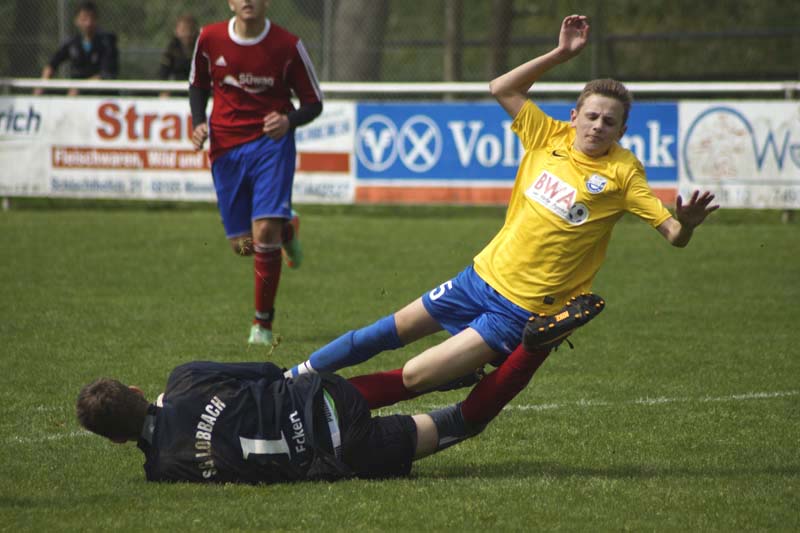 Josia Kuhr wird von Lobbachs Torhüter im letzten Moment gestoppt