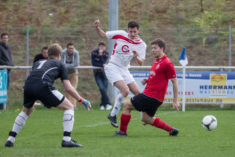 David Beckmann (Mitte) scheitert vor dem Eppinger Tor
