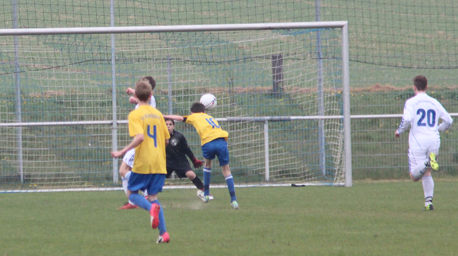 Dennis Bauer schießt übers Schwetzinger Tor