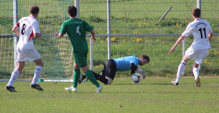 Zuzenhausens Keeper krallt sich das Leder