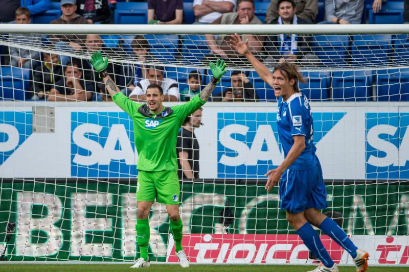 Standen gegen Augsburg oft im Mittelpunkt: Jens Grahl (li.) und Jannik Vestergaard