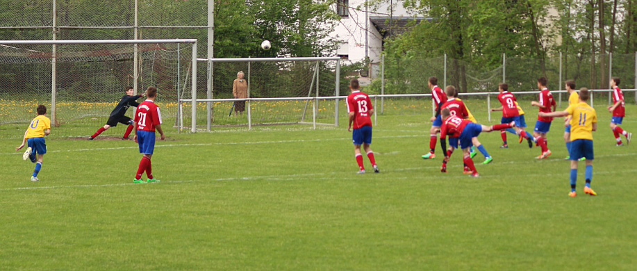 Freistoss durch Moritz Klein ...