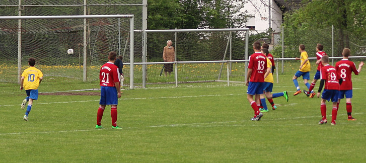 ... der Ball schlägt ein zum 2:0