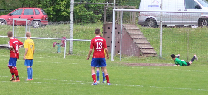 ... SV-Keeper Kabiz Khazei sieht dabei nicht besonders gut aus