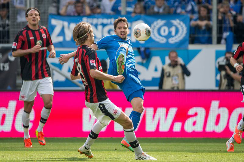 Kai Herdling (re.) im Zweikampf mit Martin Lanig