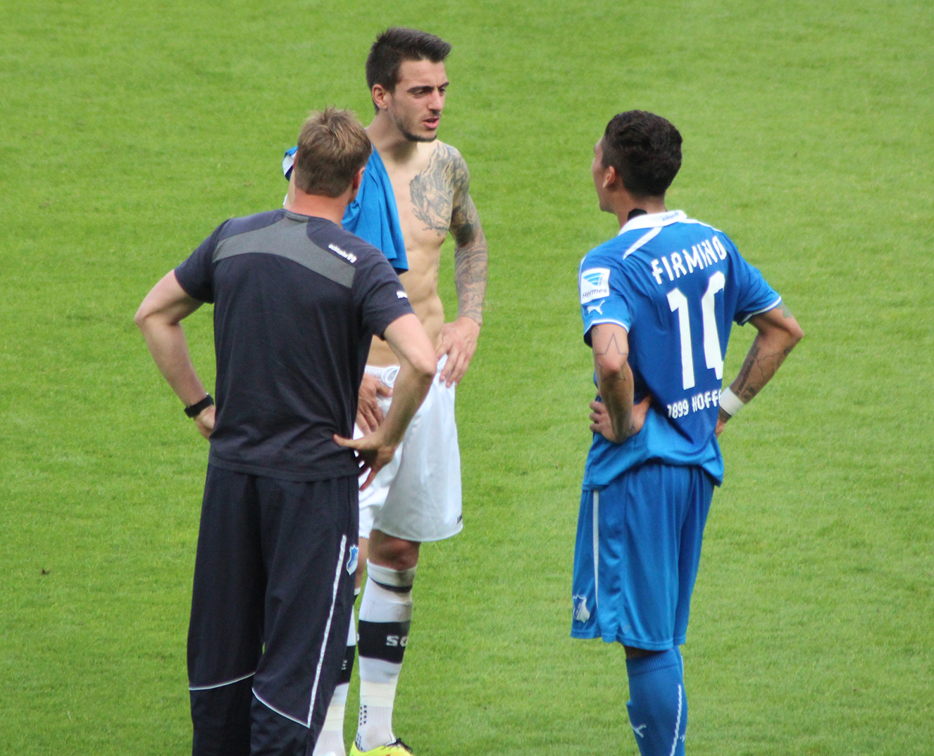 Joselu im Gespräch mit Roberto Firmino und Cesar Thier