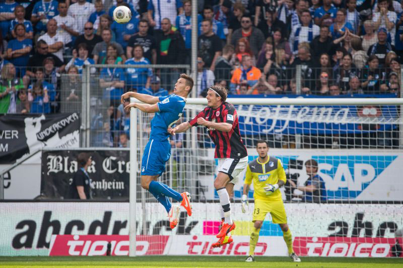 Niklas Süle (li.) beim Kopfballduell