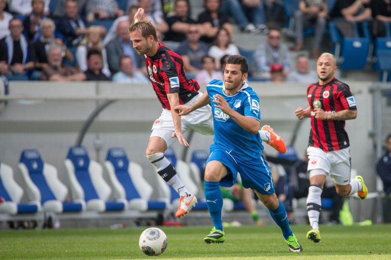 Kraftvoll setzt sich Kevin Volland gegen zwei Frankfurter durch