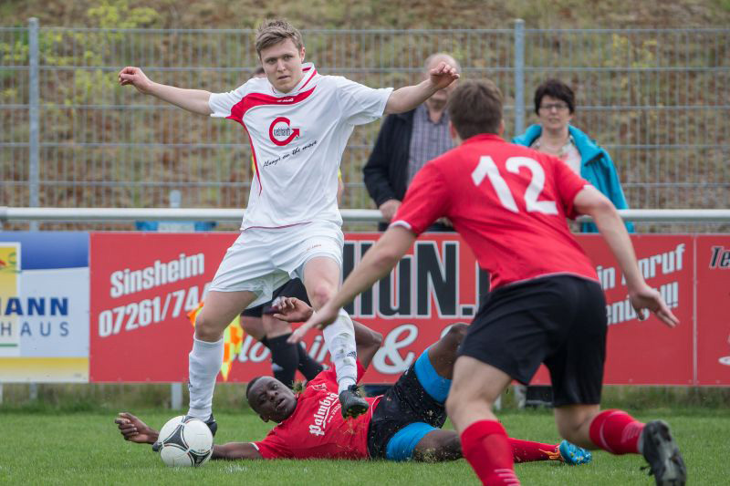 SV-Stürmer Jörn Wetzel im Zweikampf gegen zwei Gegenspieler