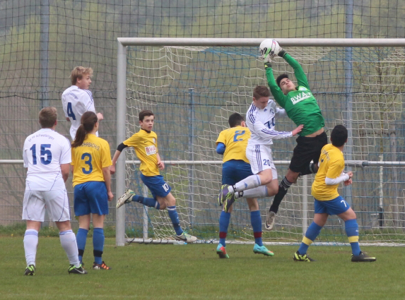 Torhüter Kambiz Khazei fängt eine Flanke sicher