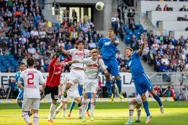 Eines der vielen packenden Duelle zwischen Hoffenheim und Augsburg