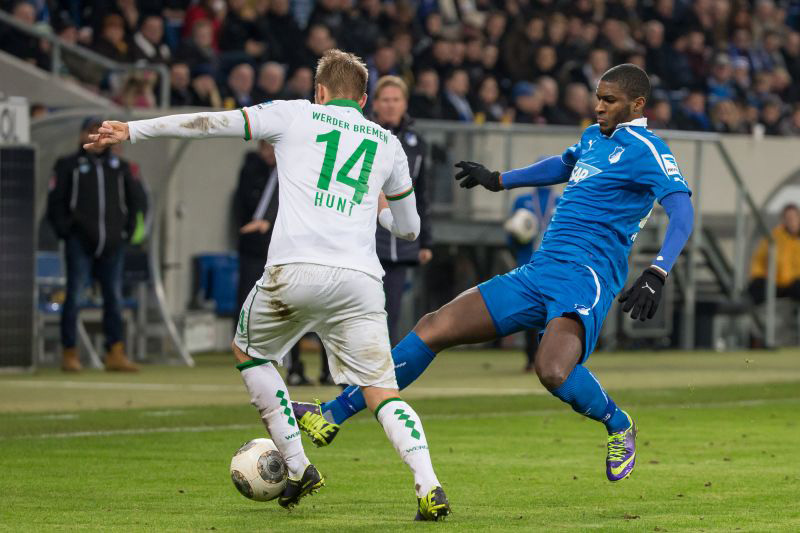 Antonny Modeste im Zweikampf mit einem Bremer Hunt