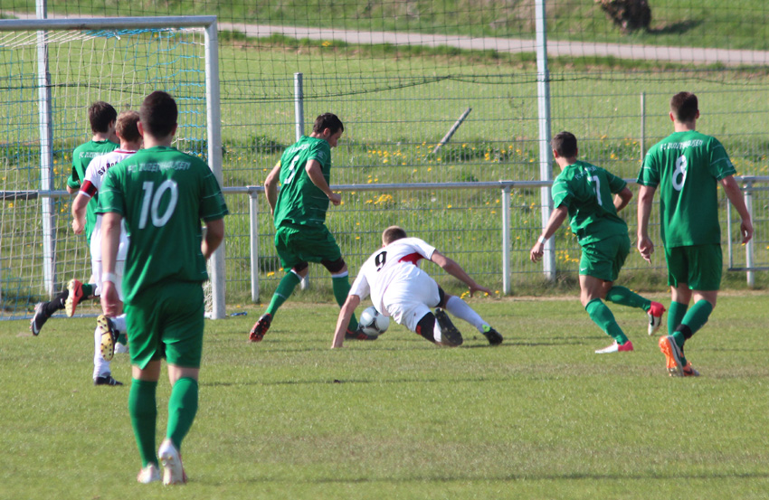 Kein Durchkommen für die Rohrbacher Stürmer in der dicht gestaffelten FC-Defensive