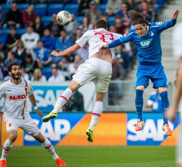 Sebastian Rudy beim Kopfball
