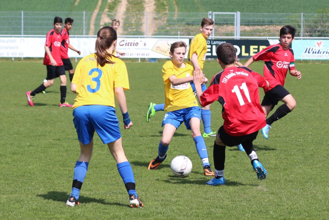 Joshia Kuhr und Jessica Bauer klären mit vereinten Kräften