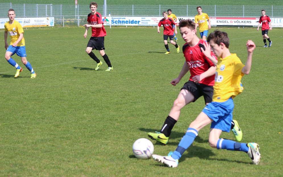 Dennis Bauer kommt seinem Gegner einen Schritt zuvor