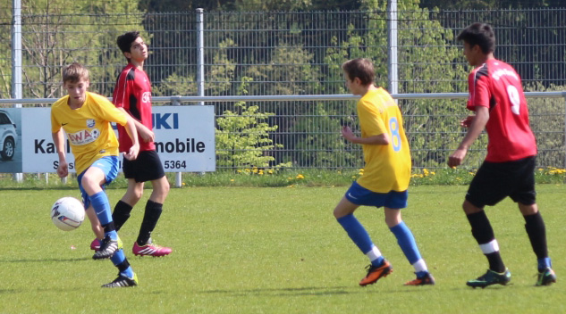 Tim Hockenberger fängt einen Viernheimer Angriff ab